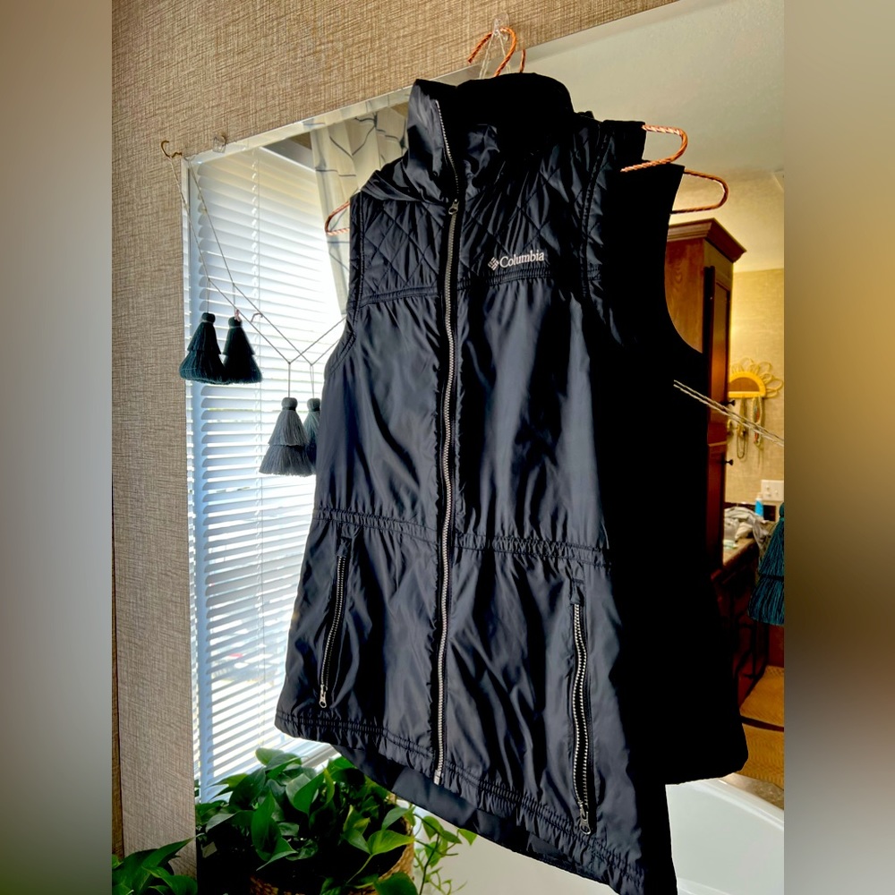 Lightweight Columbia black vest in medium.